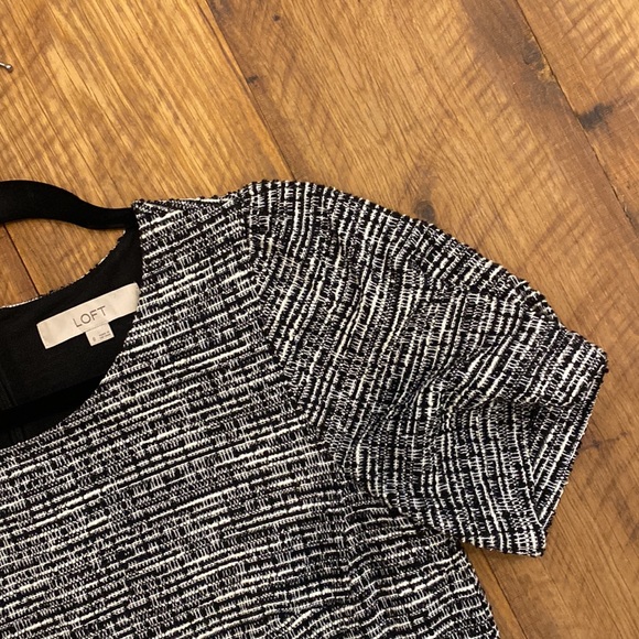 Tweed dress - buttons at the bottom and puff sleeves - Picture 3 of 4